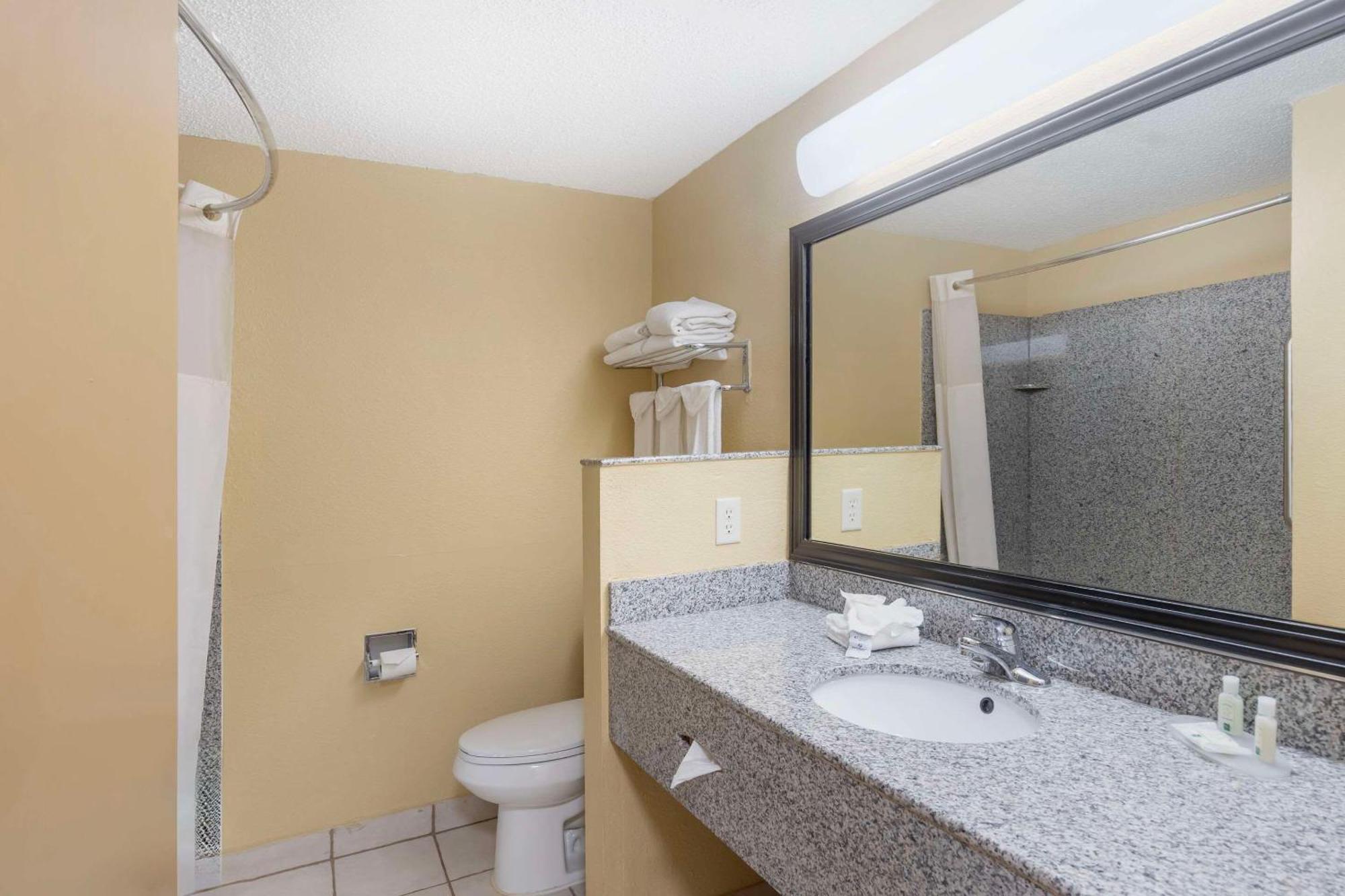 Quality Inn & Suites Bloomington University Area Εξωτερικό φωτογραφία